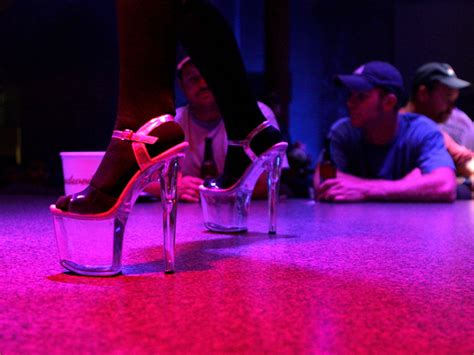 Striptease/Lapdance Finde eine Prostituierte 